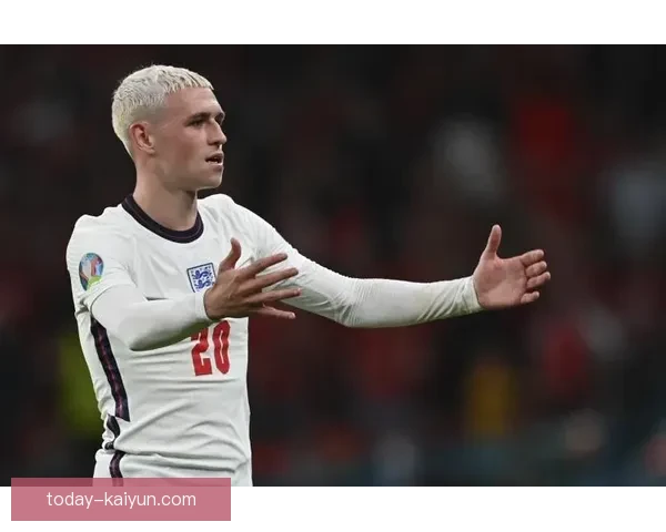 福登展示潜力，逐渐成为新一代英格兰领袖，状态回暖引人关注。